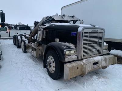Freightliner Classic XL Salvage Truck