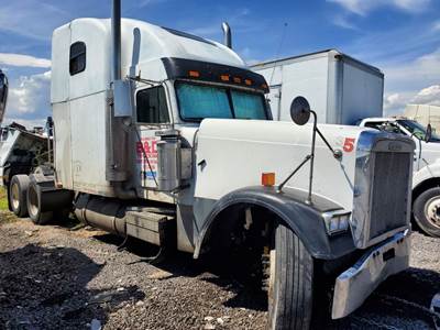 Freightliner Classic XL Salvage Truck