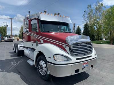 Freightliner Columbia 120 Salvage Truck