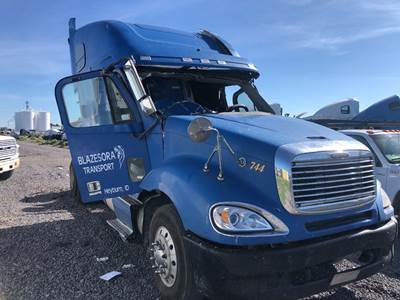 Freightliner Columbia 120 Salvage Truck