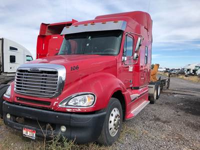 Freightliner Columbia 120 Salvage Truck