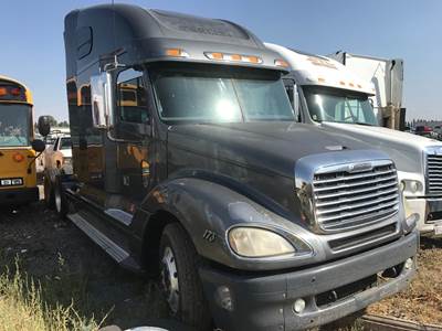 Freightliner Columbia 120 Salvage Truck