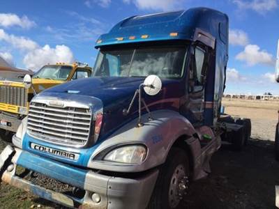 Freightliner Columbia 120 Salvage Truck