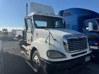 Freightliner Columbia 120 Salvage Truck