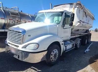 Freightliner Columbia 120 Salvage Truck