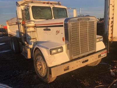 Freightliner FLC Salvage Truck