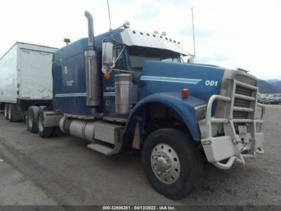 Freightliner FLD120 Classic Salvage Truck