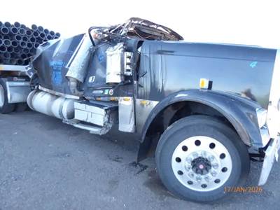 Freightliner FLD120 Classic Salvage Truck