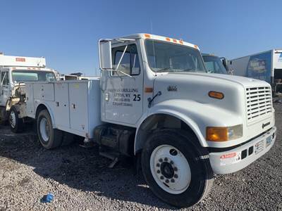 International 4700 Salvage Truck