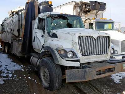 International 7600 Salvage Truck