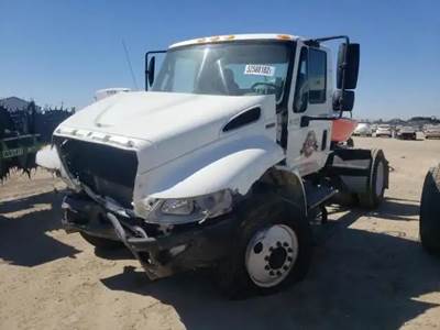 International DuraStar 4400 Salvage Truck