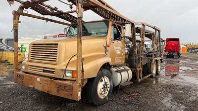 International F-8200 Salvage Truck