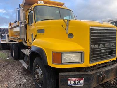 Mack CL713 Salvage Truck
