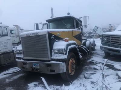 Mack Superliner RW613 Salvage Truck