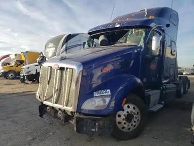 Peterbilt 587 Salvage Truck