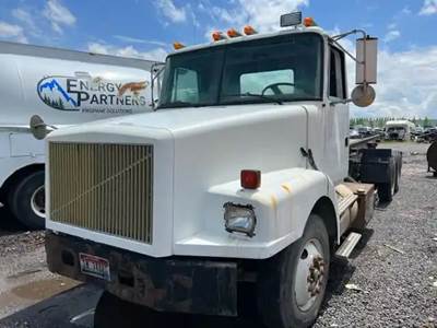 Volvo / WhiteGMC WG Salvage Truck