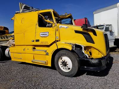 Volvo VNL Salvage Truck