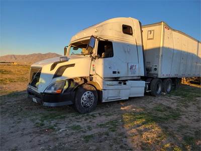 Volvo VNL Salvage Truck