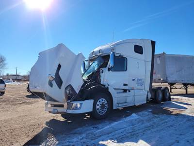 Volvo VNL Salvage Truck