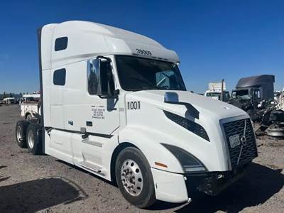 Volvo VNL Salvage Truck