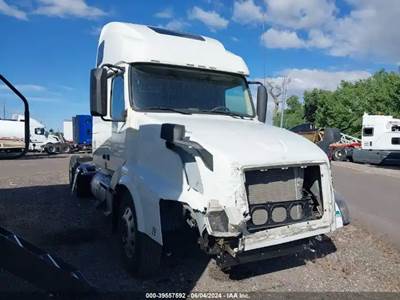 Volvo VNL Salvage Truck