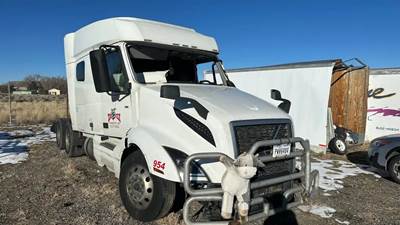 Volvo VNL Salvage Truck