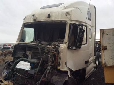 Volvo VNL780 Salvage Truck