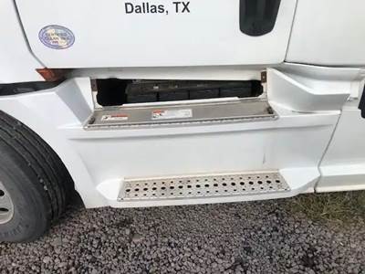 Freightliner Cascadia 126 Left Fairing