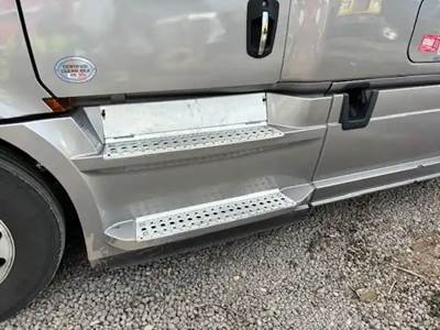 Freightliner Cascadia 126 Left Fairing