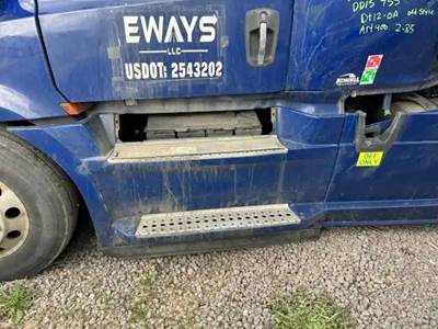 Freightliner Cascadia 126 Left Fairing