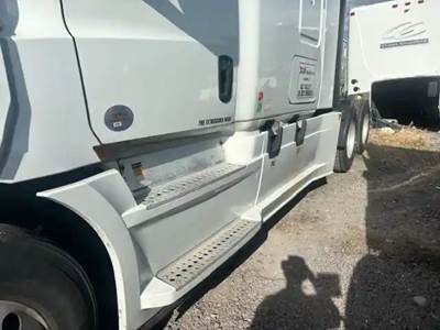 Freightliner Cascadia 126 Left Fairing