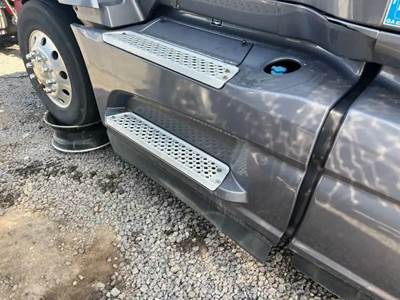 International LT625 Left Fairing