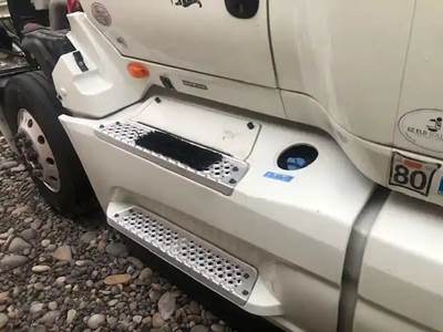 International LT625 Left Fairing