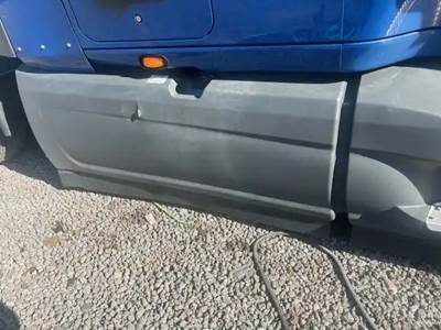 International LT625 Right Fairing