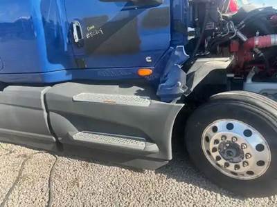 International LT625 Right Fairing