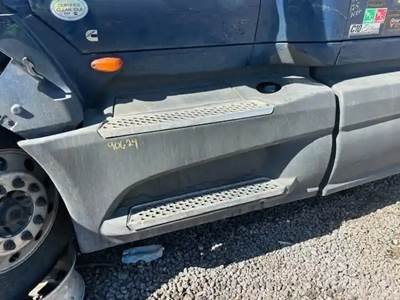 International LT625 Left Fairing