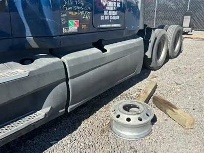 International LT625 Left Fairing