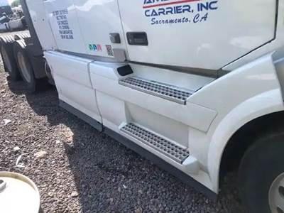 Volvo VNL Right Fairing