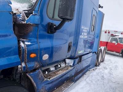 Freightliner Cascadia 125 Side View Mirror