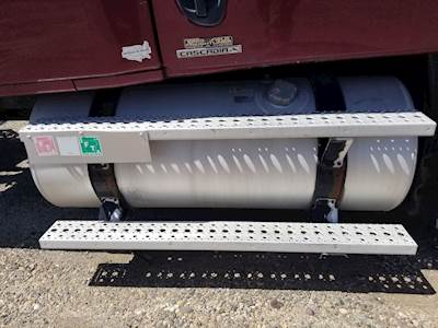 Freightliner Cascadia 125 Right Step