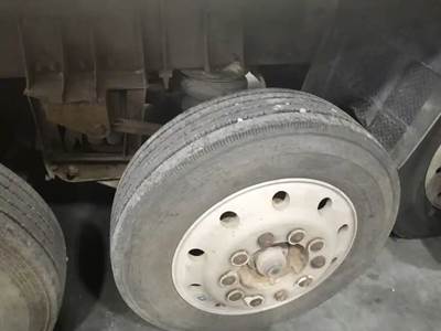 Watson & Chalin Tag / Pusher Axle for a 1999 Peterbilt 378