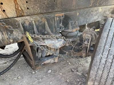 Watson & Chalin Tag / Pusher Axle for a 2003 Peterbilt 385