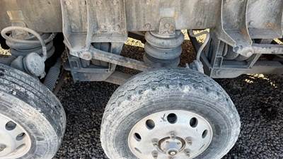 Watson & Chalin Tag / Pusher Axle for a 2005 Peterbilt 357