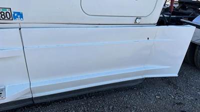 Freightliner Cascadia 126 Left Tank Fairing