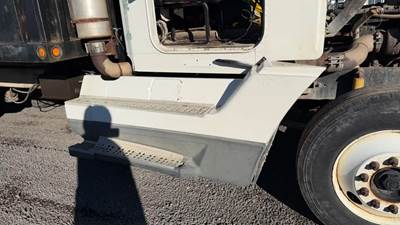 Freightliner FLD120 Right Tank Fairing