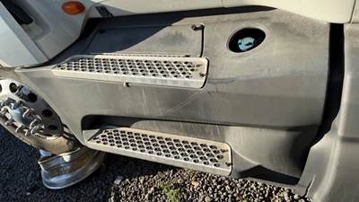 International LT625 Left Tank Fairing