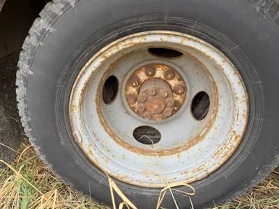 GMC G3500 Vandura Tire & Rim