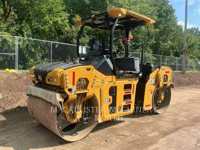 Caterpillar CB702 Smooth Drum Roller Compactor