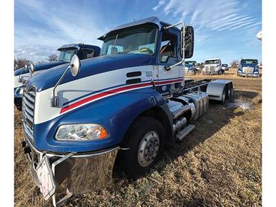 Mack Pinnacle CXU613 Cab & Chassis Truck - 455HP