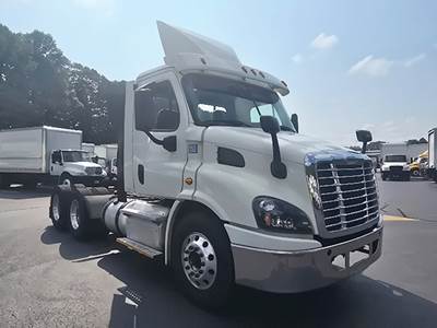 Freightliner Cascadia 113 Day Cab Truck - Detroit 450HP